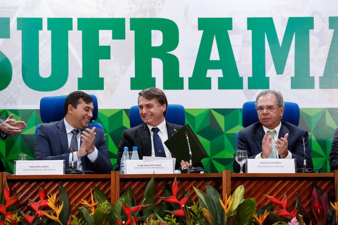 Líderes políticos sorriem em evento oficial da SUFRAMA