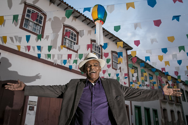 Homem celebra cultura popular em rua festiva