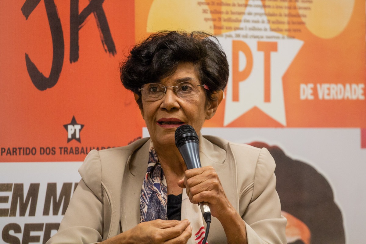 Mulher discursando em evento do Partido dos Trabalhadores