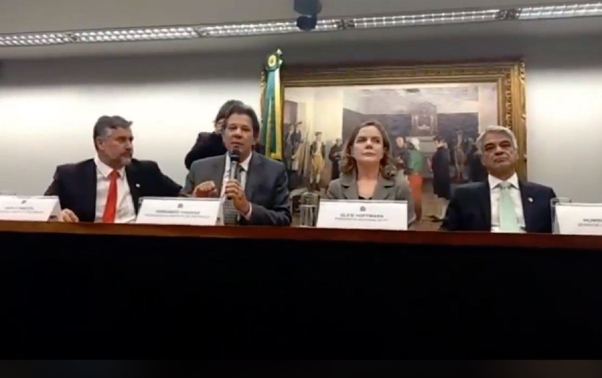 Haddad, Gleisi e Líderes em Reunião Política Formal