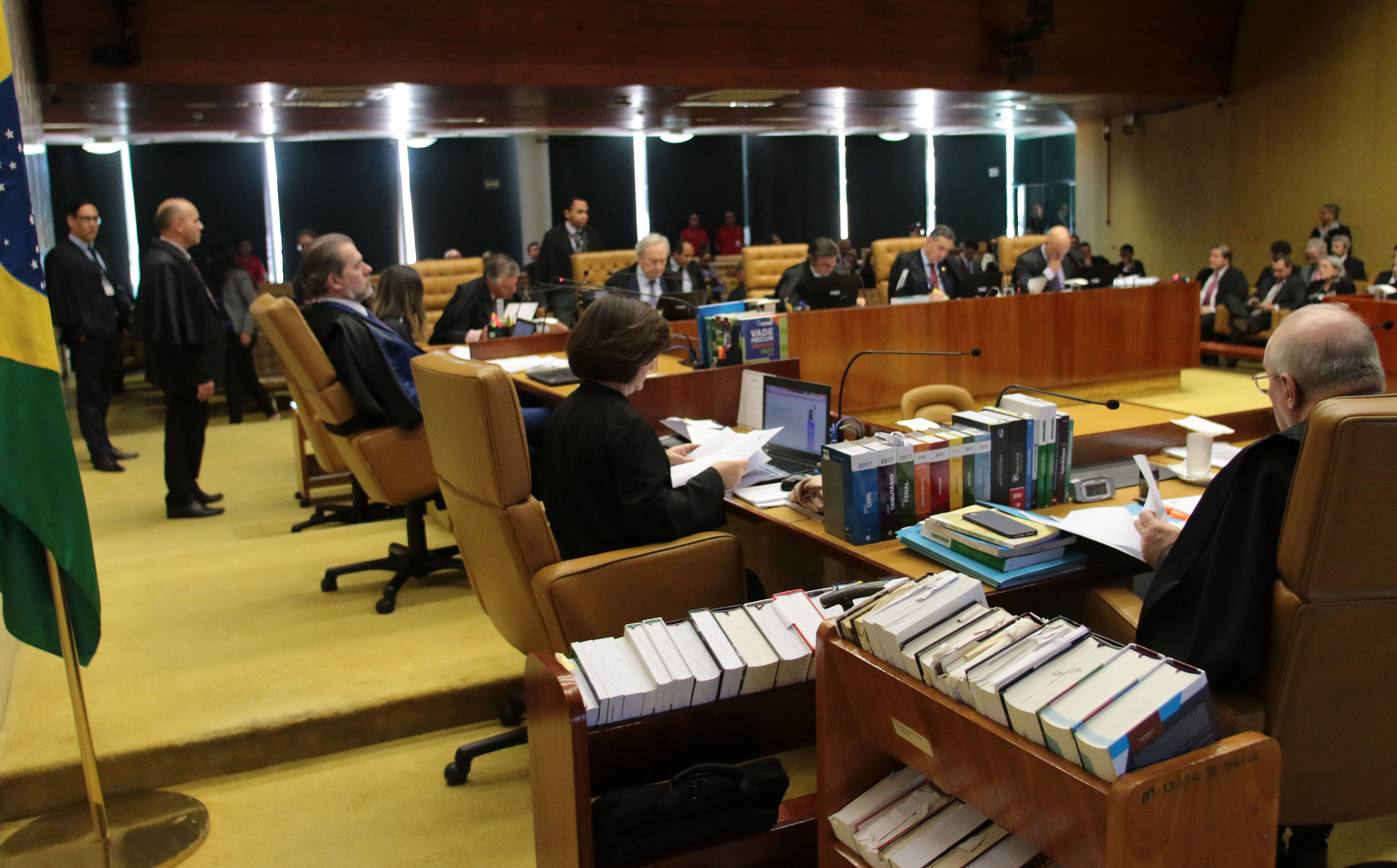 Juristas em Sessão Formal no Tribunal Brasileiro