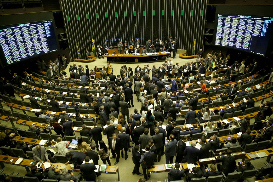 Sessão Plenária Movimentada no Congresso Nacional Brasileiro
