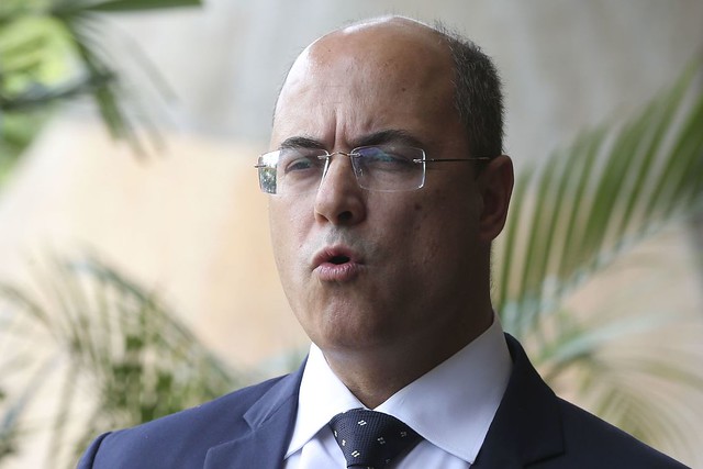 Homem em Discurso: Foco e Seriedade