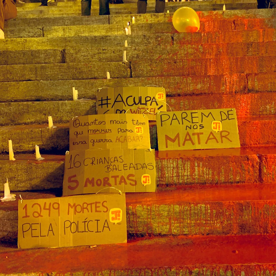 Escadaria sangrenta: Protesto contra violência policial e mortes.