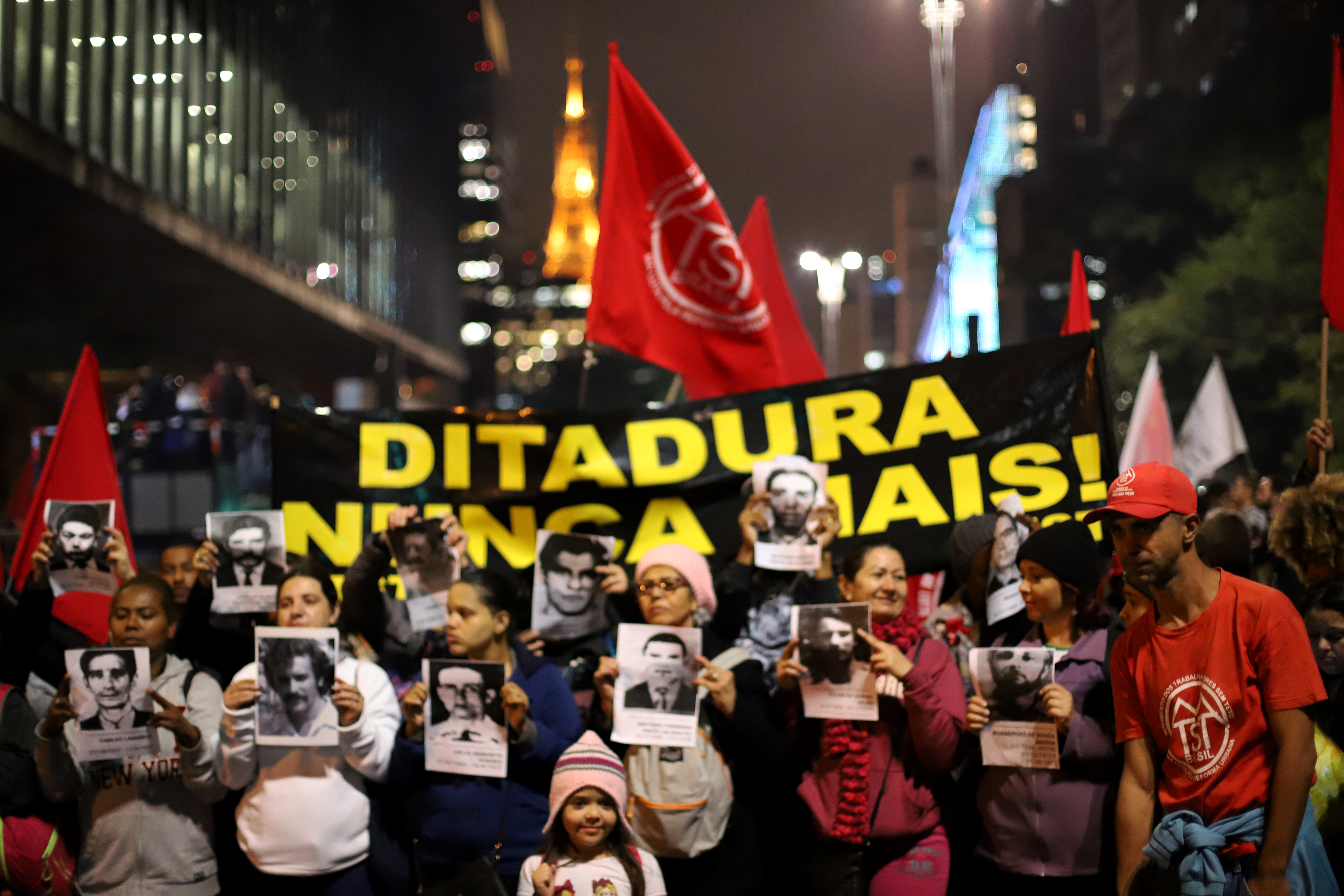 Protesto "Ditadura Nunca Mais": Memória e Resistência.