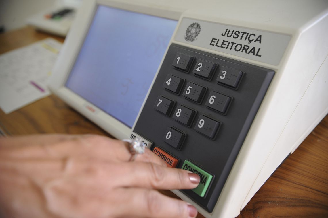 Cidadão Votando em Urna Eletrônica Brasileira