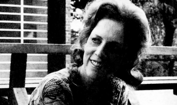 Retrato de Mulher Sorridente em Preto e Branco