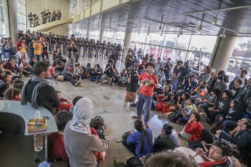 Diálogo Estudantil Frente à Polícia: Tensão e Manifestação