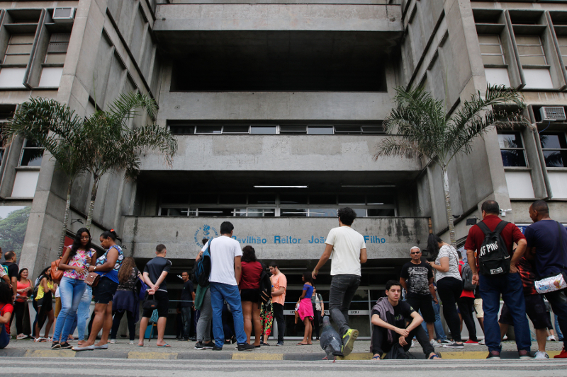 Movimentação em frente ao Pavilhão Reitor João Filho, UERJ