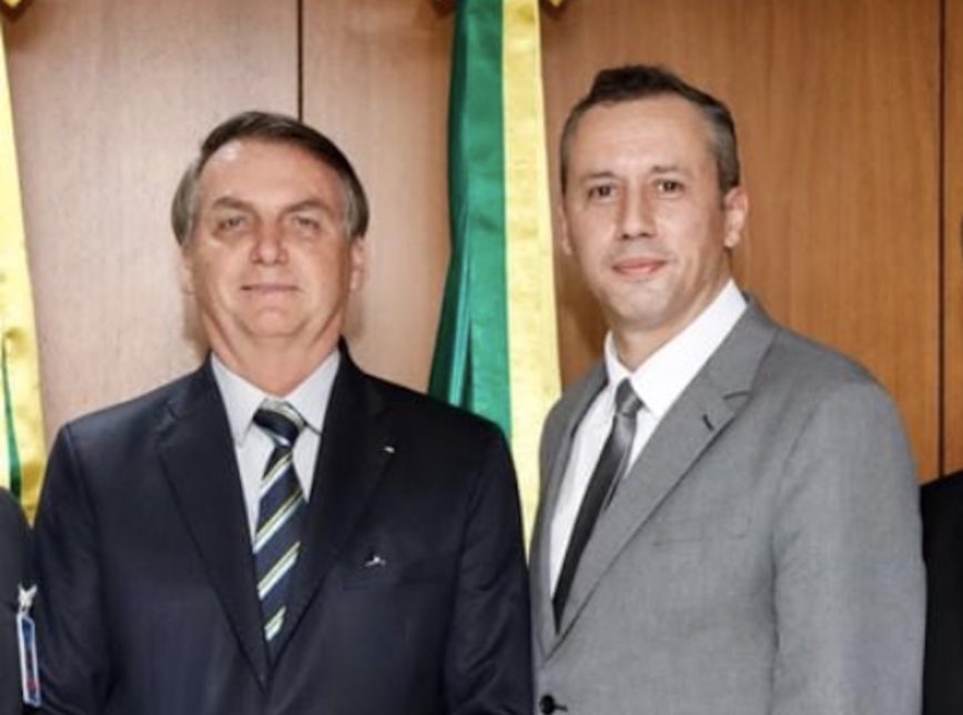 Bolsonaro com interlocutor em cenário oficial