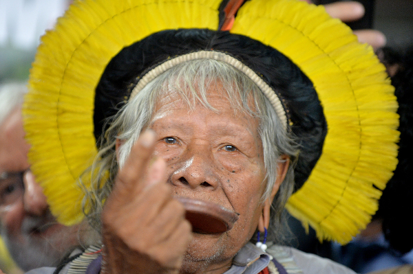 Líder Indígena Aponte com Cocar e Tembetá