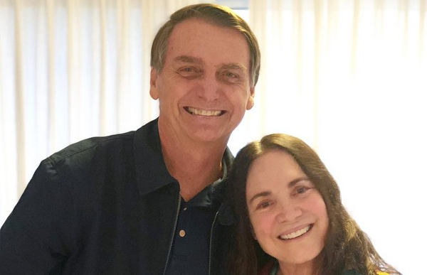 Jair Bolsonaro e mulher sorrindo em fotografia