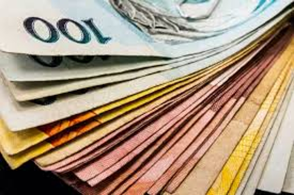 Pilha de Notas de Dinheiro: Economia e Finanças