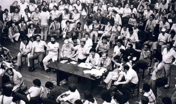 Lula e líderes sindicais em assembleia histórica