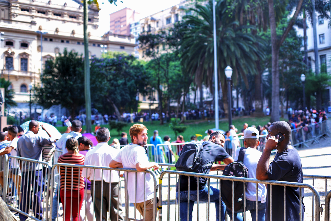 Pessoas em Evento Público Urbano com Prédios Históricos