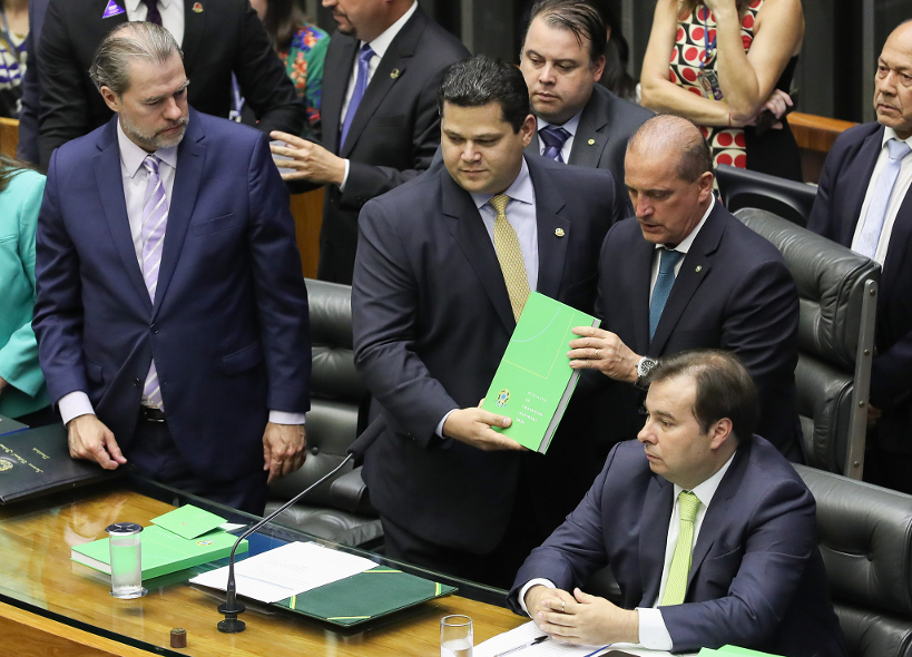 Políticos em reunião com documento oficial