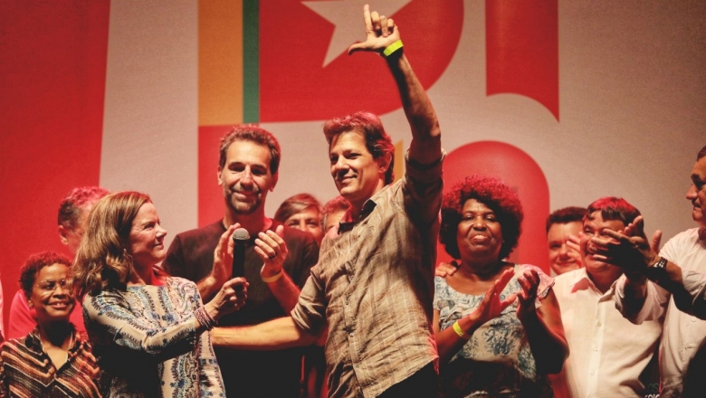Haddad e apoiadores celebram com símbolos do PT