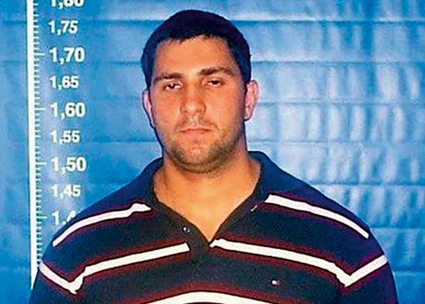 Homem em Foto de Registro Policial com Régua Métrica