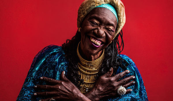 Alegria Vibrante: Mulher Negra Sorrindo com Sabedoria e Resiliência