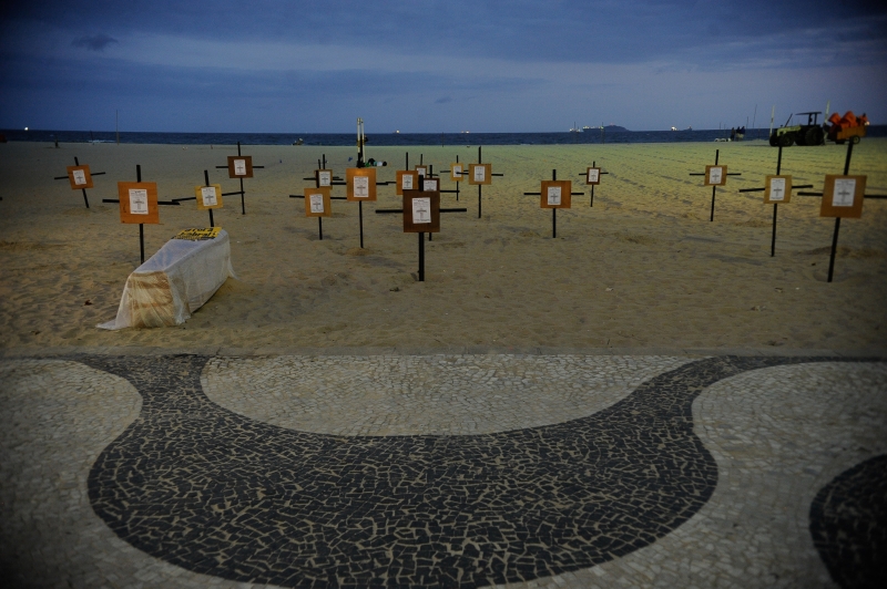 Protesto Simbólico: Luto e Crítica Política em Copacabana