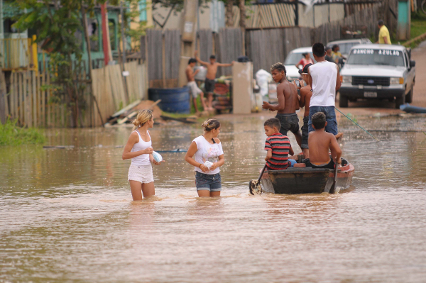 Comunidade enfrenta enchente com resiliência e ajuda mútua