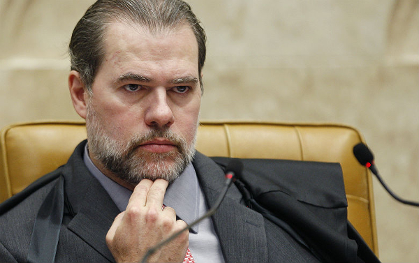 Homem pensativo: autoridade, reflexão e seriedade em debate.