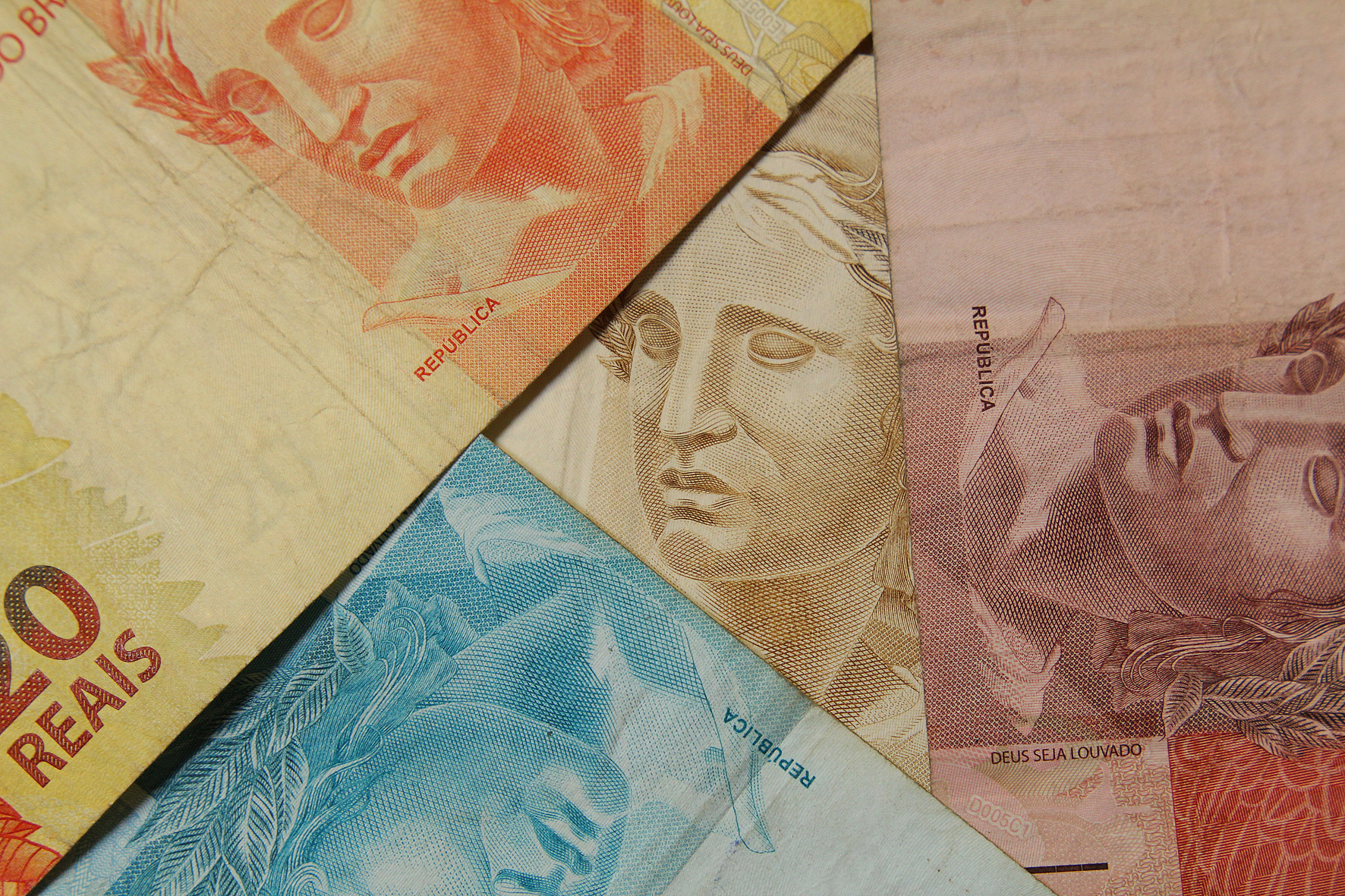 Cédulas de Real: Economia Brasileira em Foco