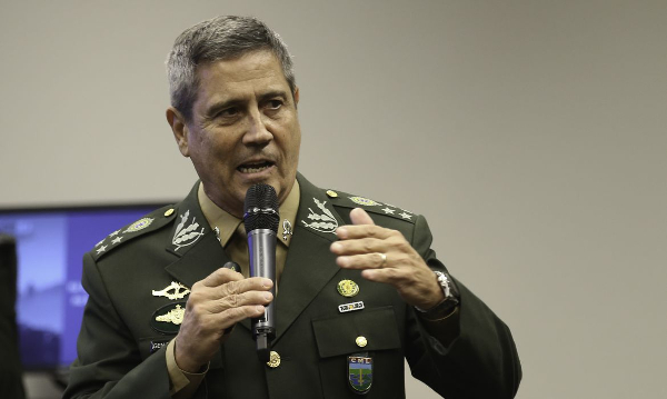 General do Exército Brasileiro em Discurso Formal