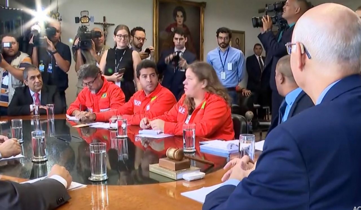 Reunião Política Formal com Movimentos Sociais