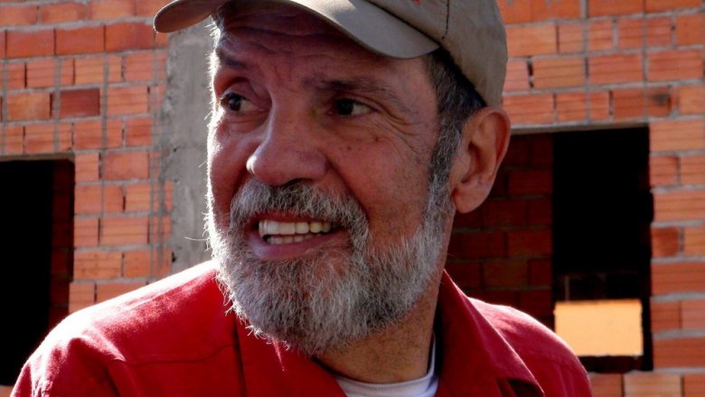 Sorriso e esperança em meio à construção.