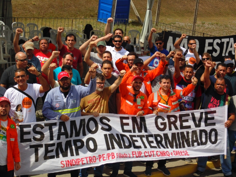 Petroleiros em greve indeterminada, unidos em protesto sindical.