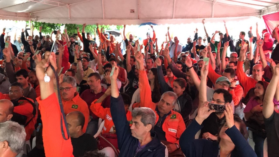 Assembleia de Trabalhadores: Mãos Erguidas em Solidariedade