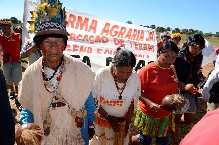 Indígenas em Protesto por Reforma Agrária e Demarcação de Terras