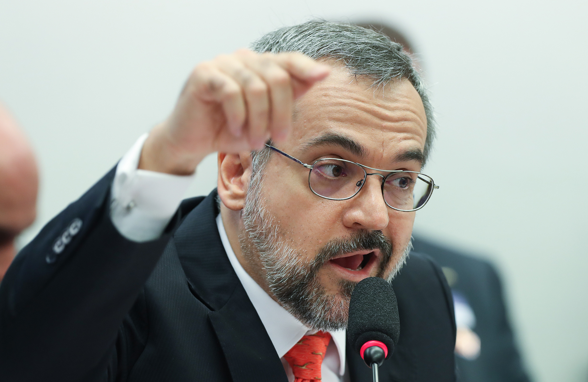 Orador com Expressão Forte em Discurso Público