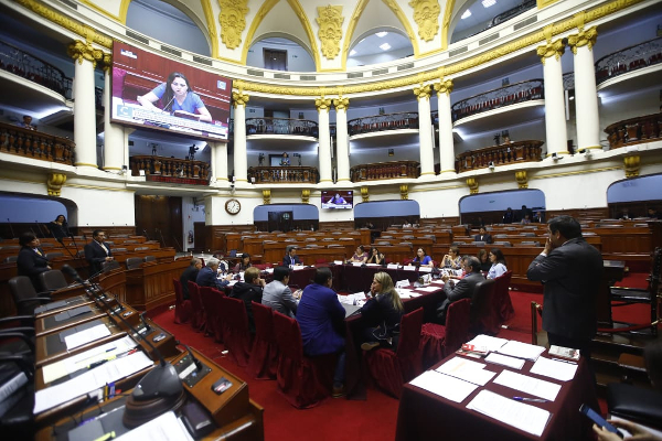 Sessão legislativa em plenário com projeção
