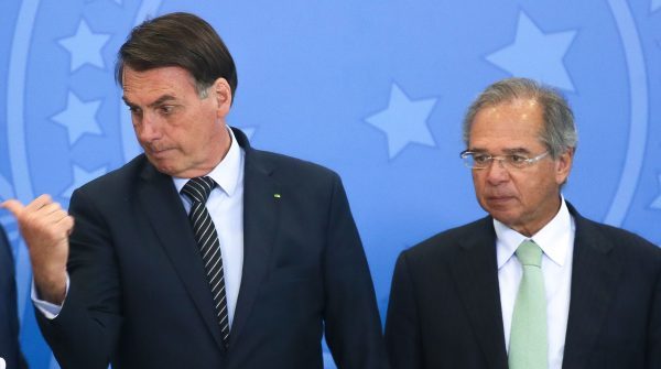Bolsonaro e Guedes: Figuras Políticas Brasileiras em Evento Formal