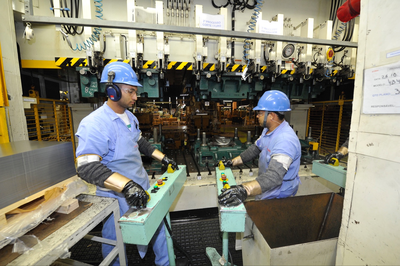 Operários na Produção Industrial: Segurança e Colaboração