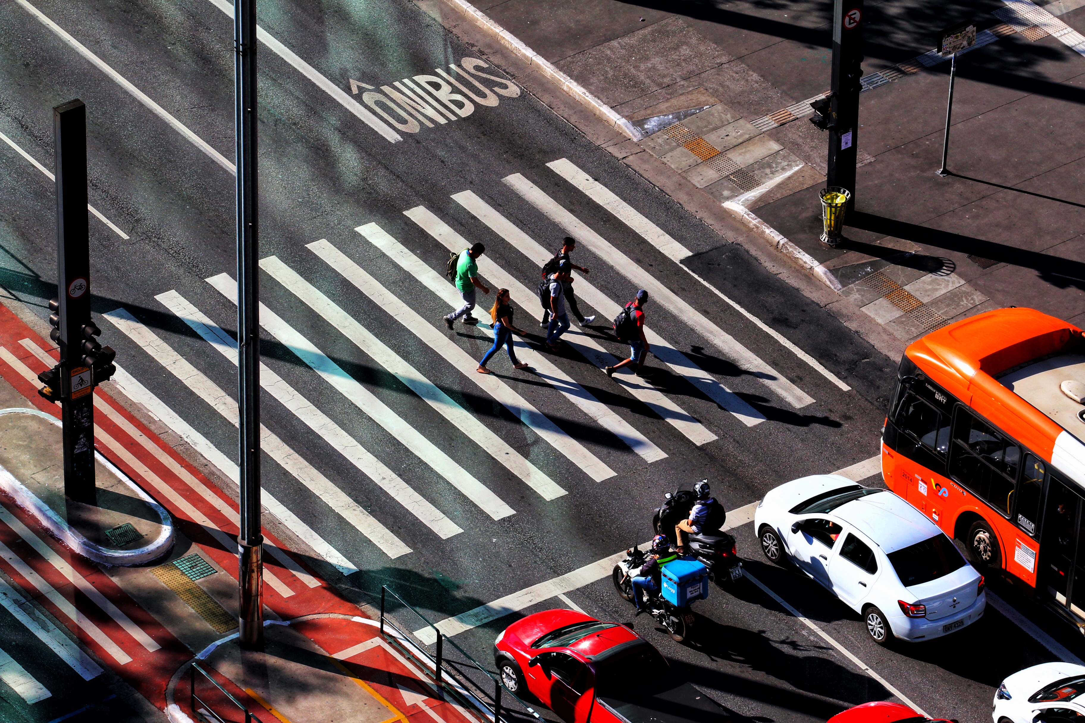 Cotidiano Urbano: Cruzamento Movimentado em Perspectiva Aérea