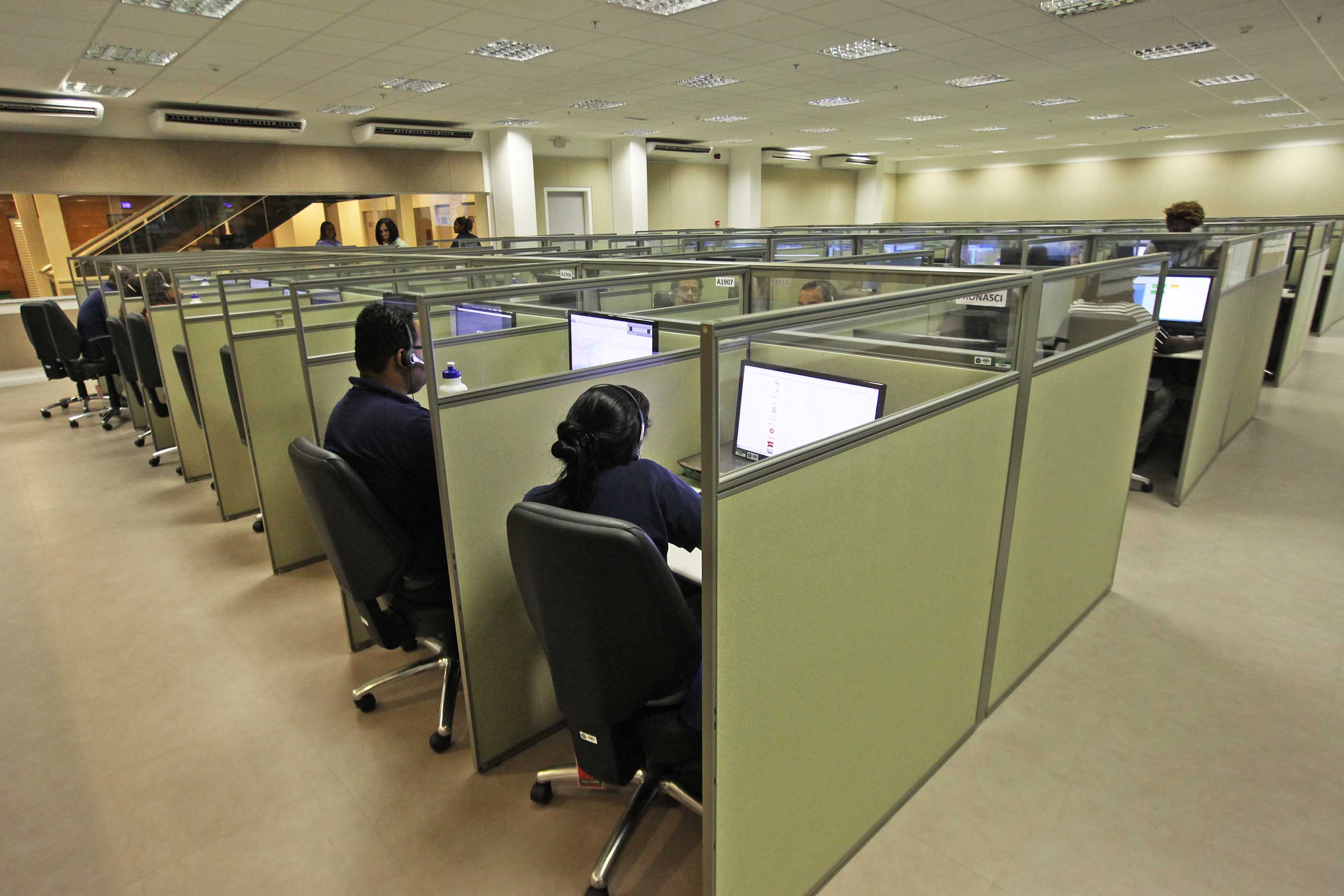 Operadores de Call Center em ambiente de trabalho moderno