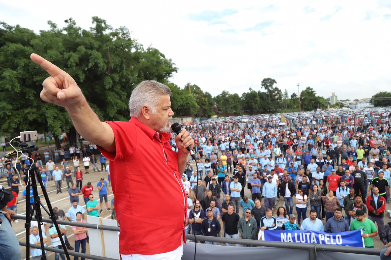 Líder discursa em mobilização popular com multidão atenta