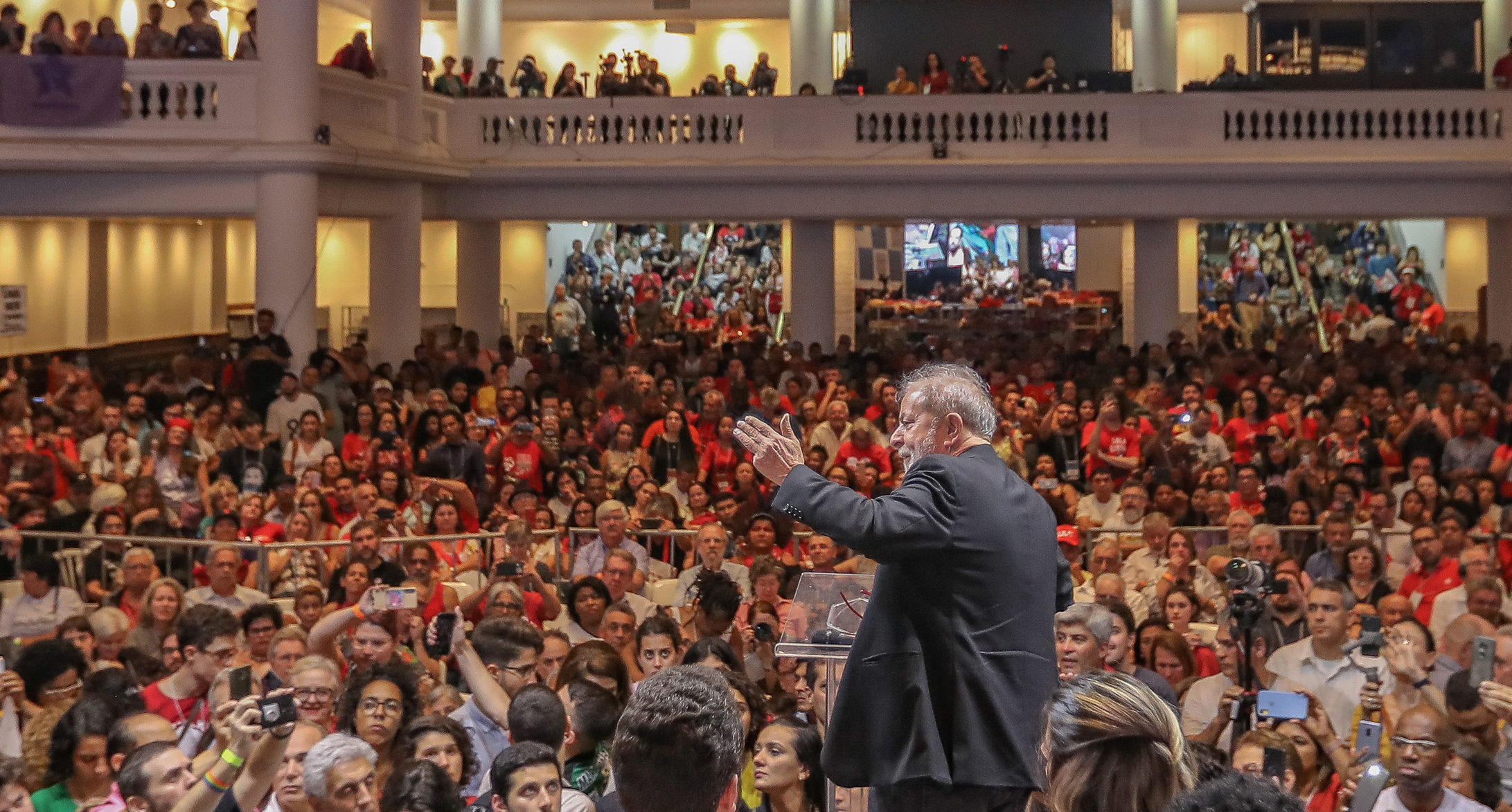 Lula fala para multidão em evento político.