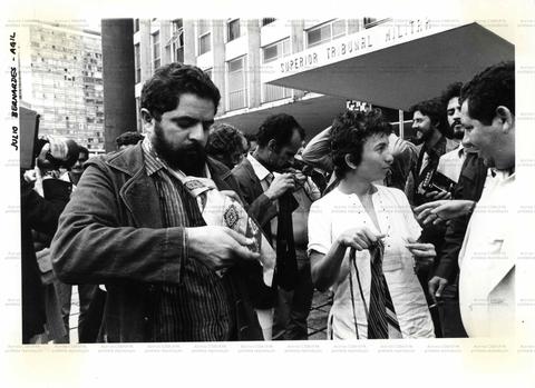 Lula e Ativistas em Frente ao Superior Tribunal Militar