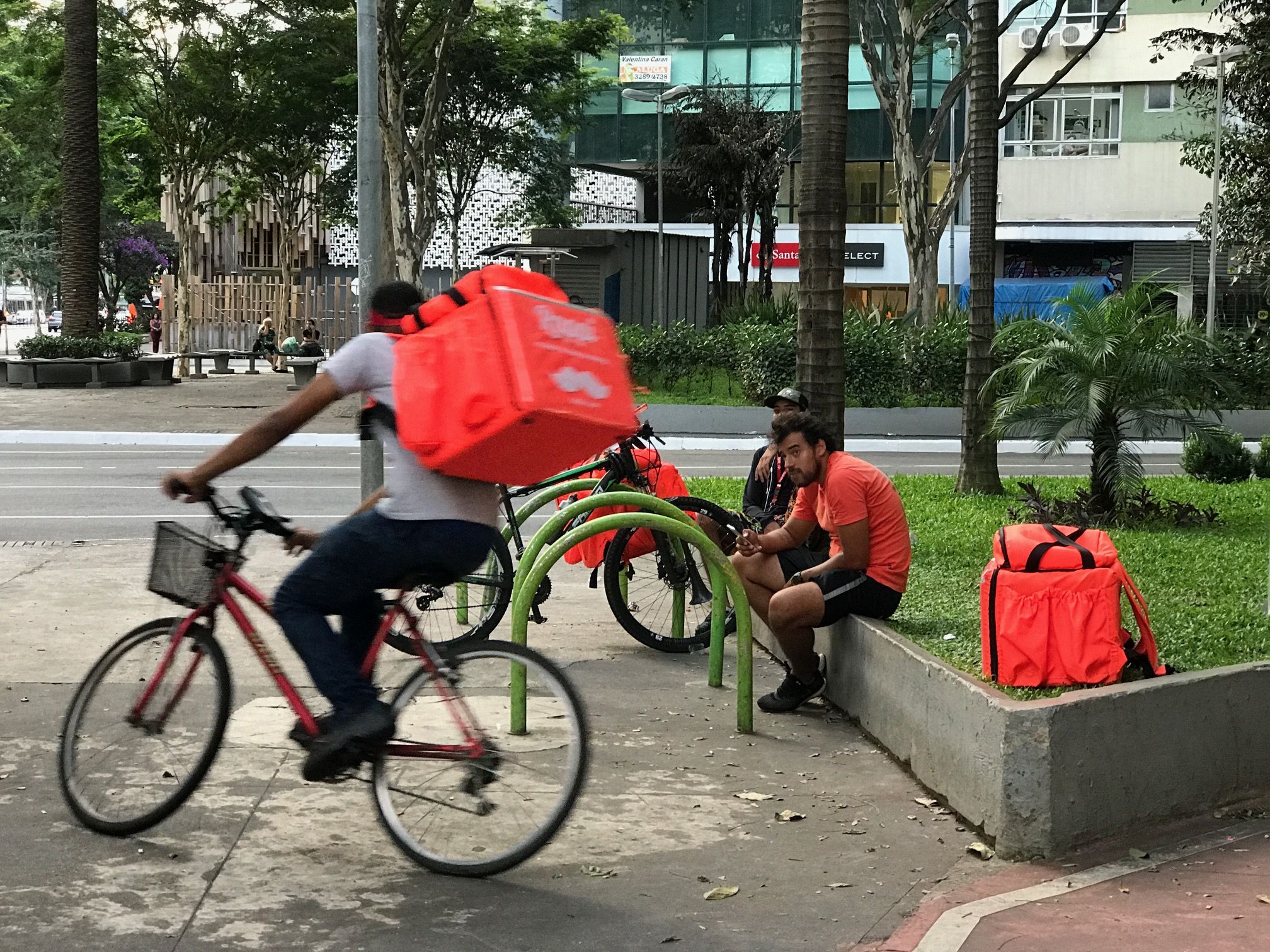 A Rotina dos Entregadores Urbanos: Trabalho e Espera