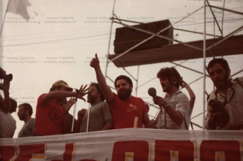 Lula e ativistas em evento político histórico