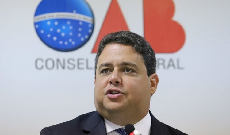 Líder da OAB discursa em evento institucional