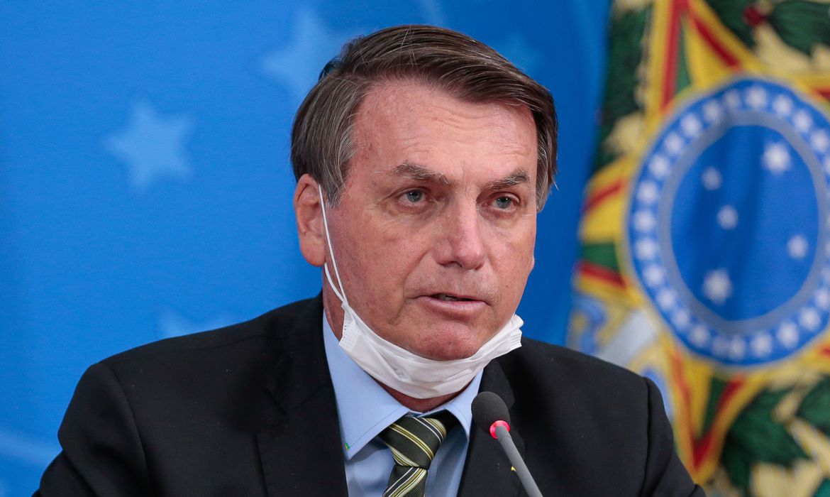 Bolsonaro com máscara abaixada em pronunciamento oficial