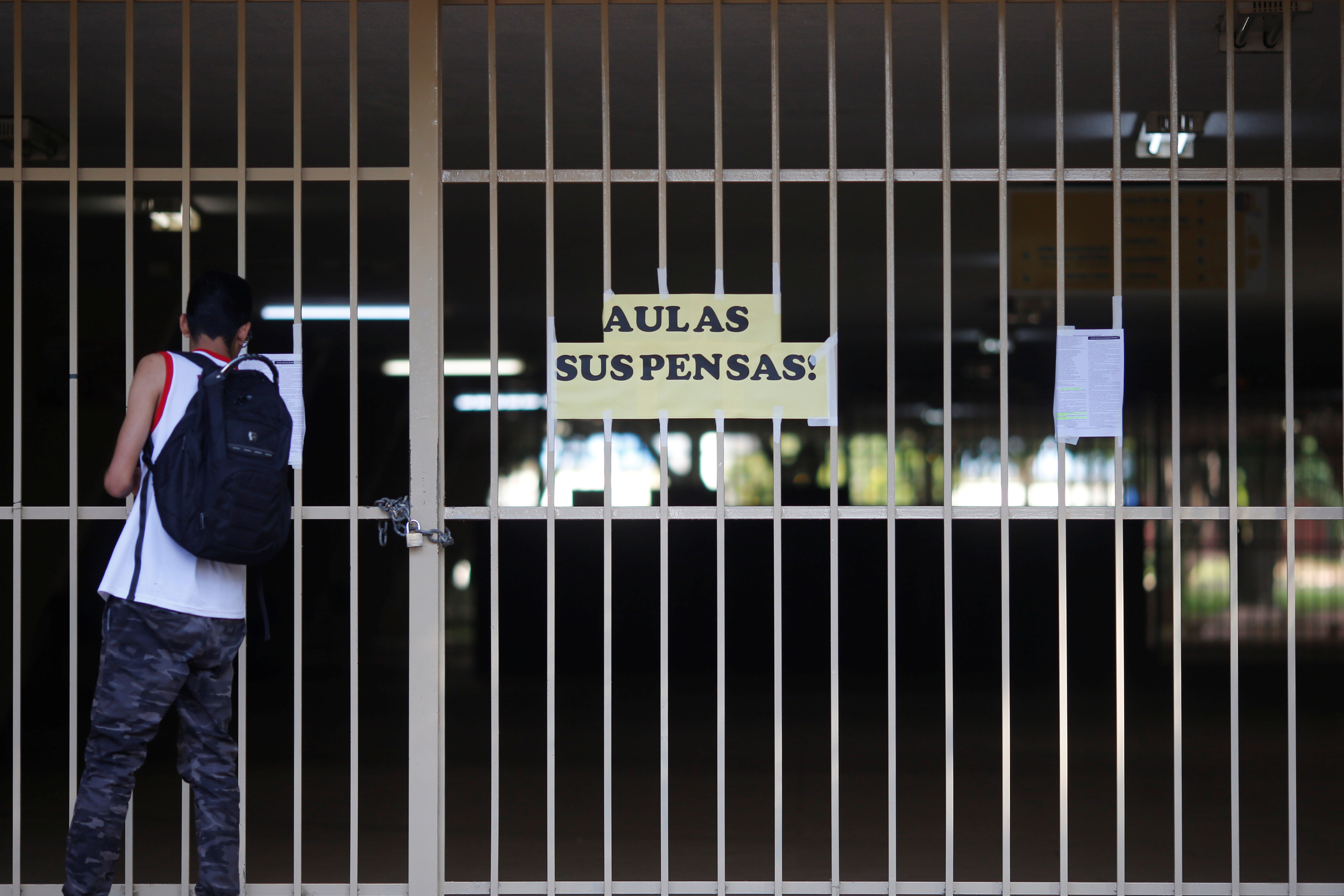 Aulas Suspensas: Portões Fechados, Educação Interrompida