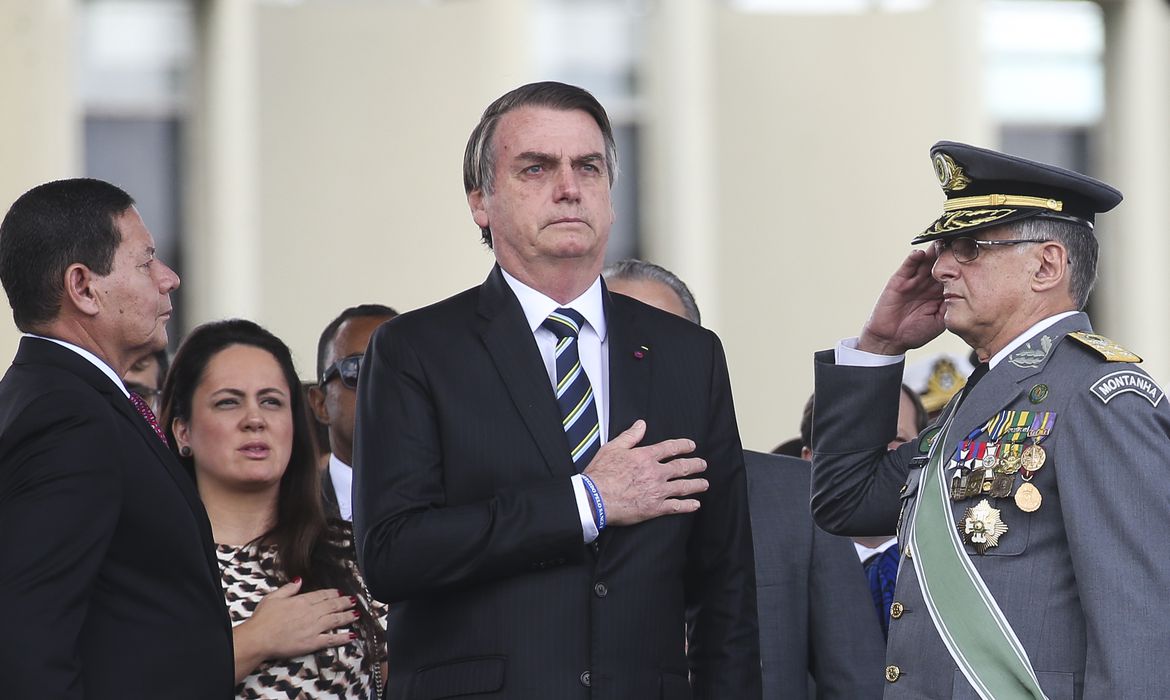 Bolsonaro, Michelle e Mourão em cerimônia oficial