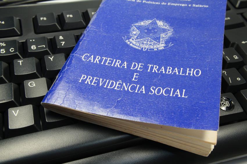 Carteira de Trabalho e Previdência Social sobre Teclado