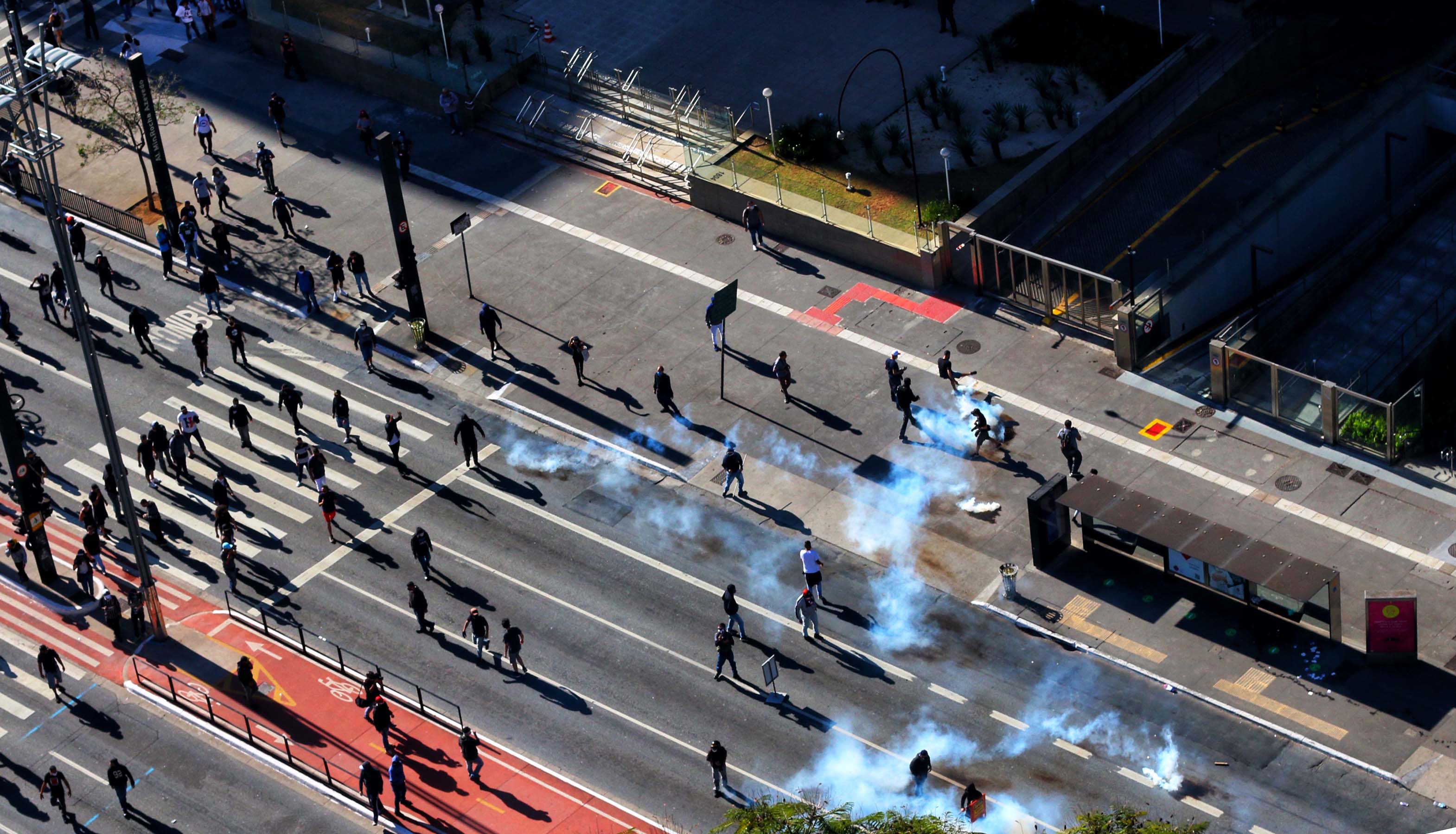 Protesto Urbano com Gás Lacrimogêneo em Rua Brasileira